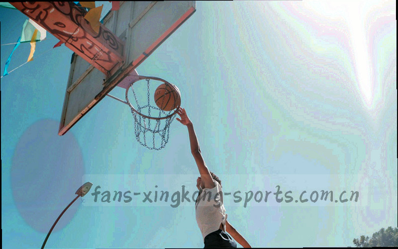 抽象星际飞船穿过星云，隐喻会员专属旅程